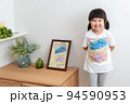 描いた絵をTシャツプリントする4歳の子供（イラスト・印刷・記念・思い出） 94590953