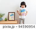 描いた絵をTシャツプリントする4歳の子供（イラスト・印刷・記念・思い出） 94590954