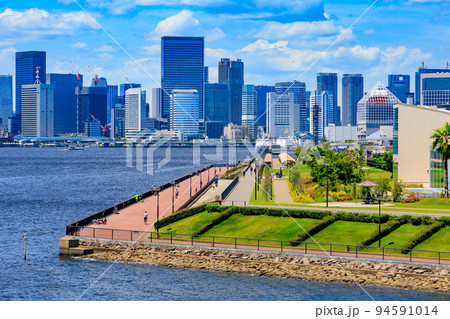 東京 江東区有明 富士見橋から見た豊洲ぐるり公園とビル群 東京 江東区有明 富士見橋から見た豊洲ぐるり公園とビル群 94591014