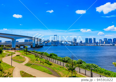 東京 江東区有明 富士見橋から見たレインボーブリッジと有明北緑道公園 東京 江東区有明 富士見橋から見たレインボーブリッジと有明北緑道公園 94591022