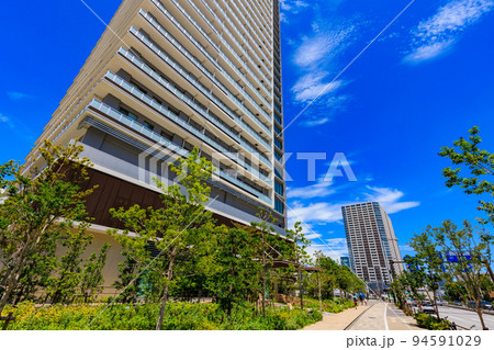 東京　江東区有明　タワーマンションのある都市風景 94591029