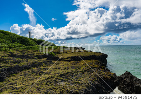 岩のある真夏の海と灯台 岩のある真夏の海と灯台 94591475