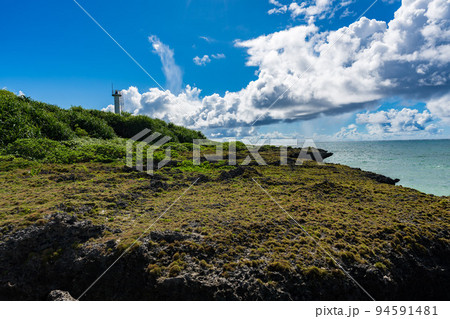 岩のある真夏の海と灯台 94591481