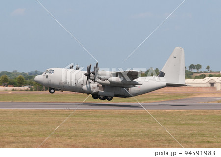 イタリア空軍C-130Jハーキュリーズ輸送機離陸 イタリア空軍C-130Jハーキュリーズ輸送機離陸 94591983