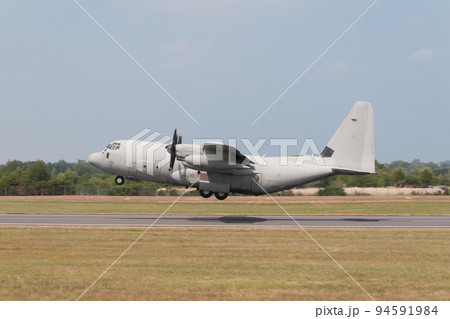 イタリア空軍C-130Jハーキュリーズ輸送機離陸 94591984