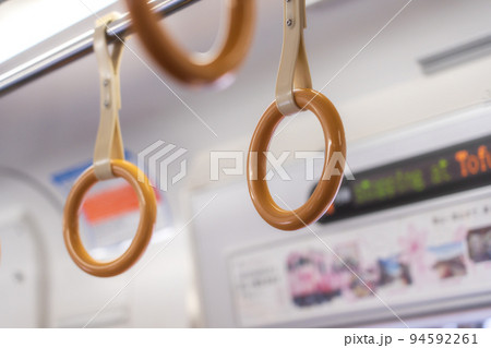 電車内の吊り革 94592261