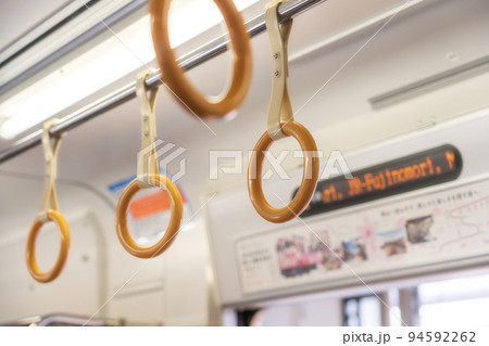 電車内の吊り革 94592262