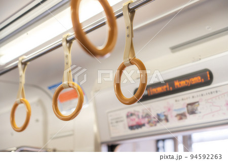 電車内の吊り革 電車内の吊り革 94592263