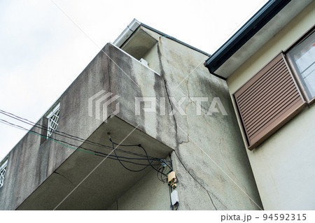 外壁のひび割れ 94592315