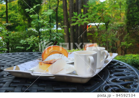 お皿に並ぶ美味しそうな甘い洋食スウィートケーキ お皿に並ぶ美味しそうな甘い洋食スウィートケーキ 94592534