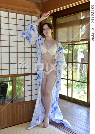 古民家の和室にてはだけた浴衣姿の若い女性 古民家の和室にてはだけた浴衣姿の若い女性 94592539