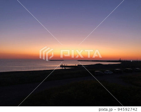 北海道オホーツク海の夜明けと鮭釣りを楽しむ人々 北海道オホーツク海の夜明けと鮭釣りを楽しむ人々 94592742