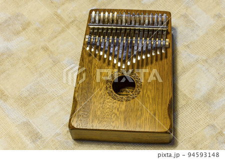 癒しの音色を奏でるカリンバ 癒しの音色を奏でるカリンバ 94593148