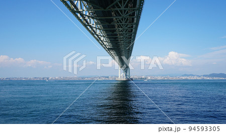 青空と明石海峡大橋 94593305