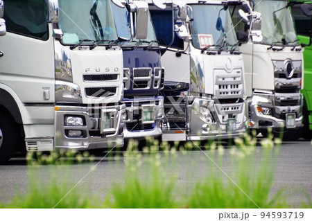 ビジネスイメージ　駐車場に停まるトラック 94593719