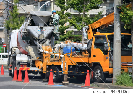 ポンプ車とミキサー車　イメージ 94593869