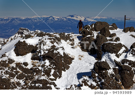 八ヶ岳連峰・赤岳山頂の登山者と横岳・浅間山の眺め 94593989