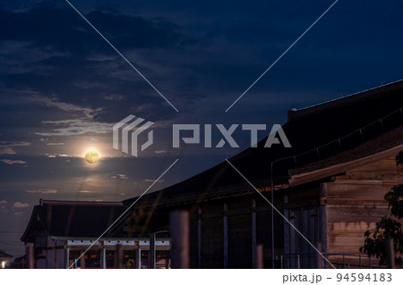 三重県明和町　復元されたさいくう平安の杜の向こうに上がってくる中秋の名月 94594183