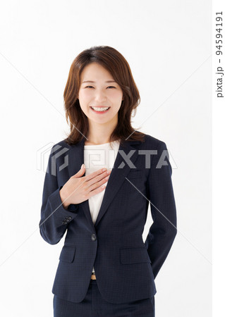 スーツ姿の20代女性 94594191