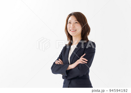スーツ姿の20代女性 スーツ姿の20代女性 94594192