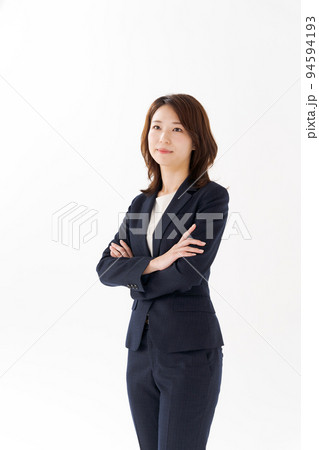 スーツ姿の20代女性 スーツ姿の20代女性 94594193