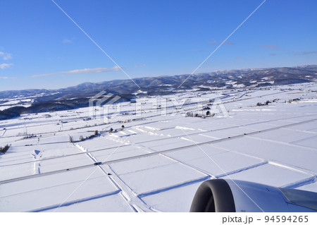 冬の旭川空港と出発後の空撮景色 冬の旭川空港と出発後の空撮景色 94594265