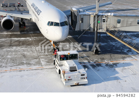 冬の旭川空港と出発後の空撮景色 94594282
