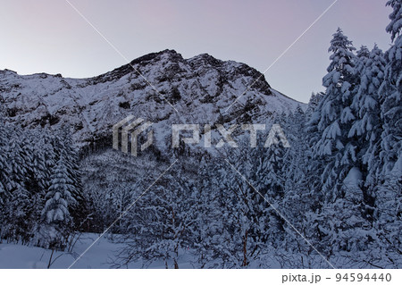 行者小屋付近から見る夜明けの八ヶ岳・赤岳 94594440