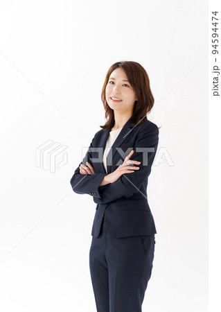 スーツ姿の20代女性 スーツ姿の20代女性 94594474