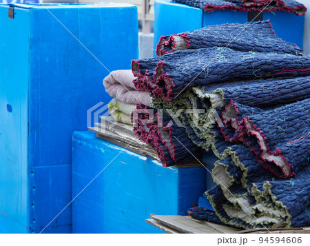 引っ越し作業に使う梱包の道具 94594606