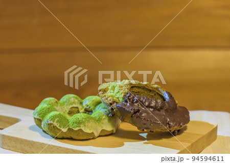 抹茶フレーバーのドーナッツ 94594611