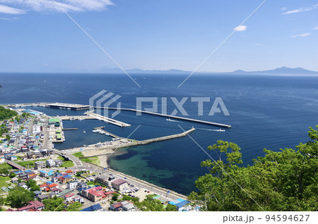 知床羅臼漁港と国後島　北海道知床 94594627
