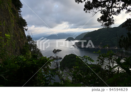 静岡県松崎市雲見の浅間雲見神社の烏帽子山の中腹からの海岸線の眺め 静岡県松崎市雲見の浅間雲見神社の烏帽子山の中腹からの海岸線の眺め 94594629