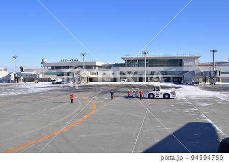冬の旭川空港でライン整備士のお見送り 冬の旭川空港でライン整備士のお見送り 94594760
