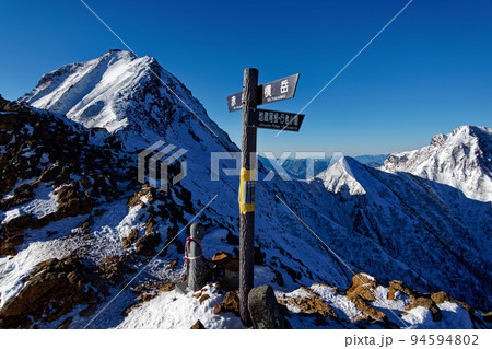 地蔵尾根上部から見る八ヶ岳連峰・赤岳と阿弥陀岳 94594802