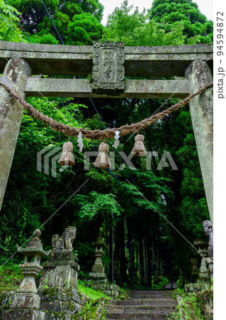 神秘的な神社「パワースポット・鳥居からの風景」上色見熊野座神社(阿蘇郡高森町上色見) 94594872