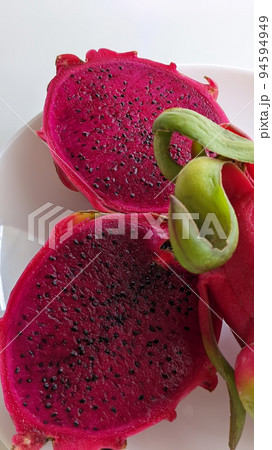 カットしたドラゴンフルーツ（赤） 94594949