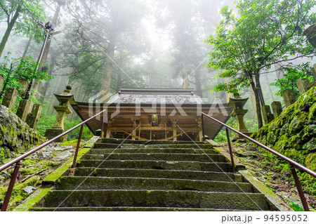 神秘的な神社「パワースポット・本堂への道周辺風景」上色見熊野座神社(阿蘇郡高森町上色見) 94595052