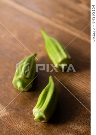 柔らかいオクラ・スターディビット 94595154