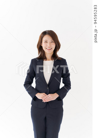 スーツ姿の女性　 94595283