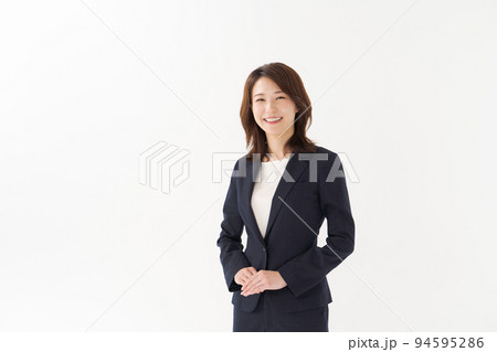 スーツ姿の女性　 94595286