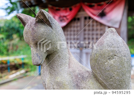 稲荷神社と守り神のきつね 94595295