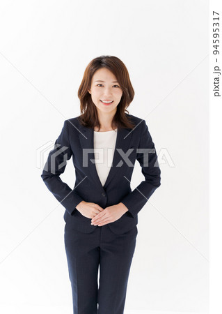 スーツ姿の女性　 94595317