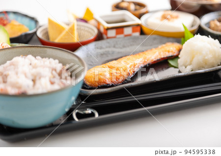 彩り沢山ある和食、朝食、定食 94595338