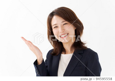 スーツ姿の20代女性 94595558