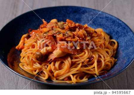 キノコとベーコンのトマトソースパスタ 94595667