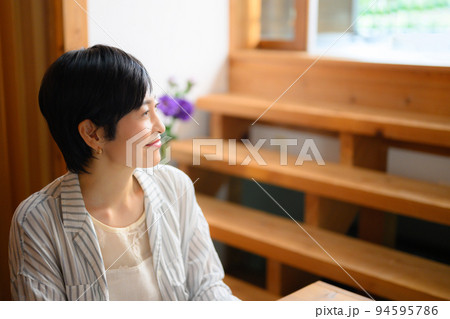 パソコンをする女性　アップ 94595786