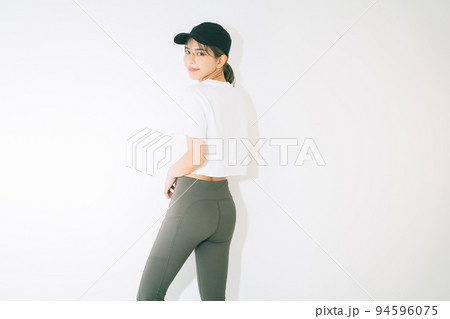 スポーツウェアの若い女性 94596075