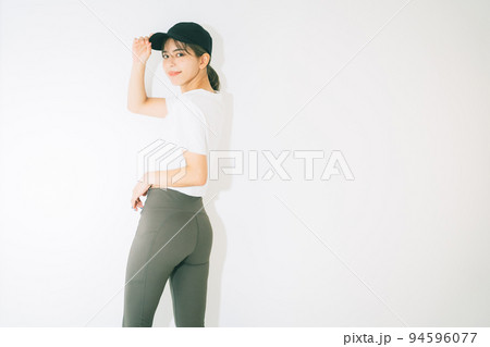スポーツウェアの若い女性 スポーツウェアの若い女性 94596077