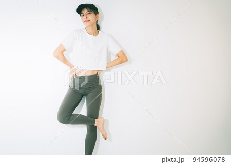 スポーツウェアの若い女性 94596078